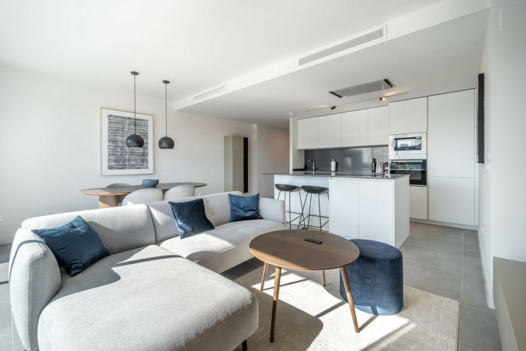 Middle Floor Apartment Estepona Málaga - image 2