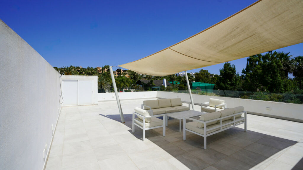 Detached Villa El Paraiso Málaga - image 2