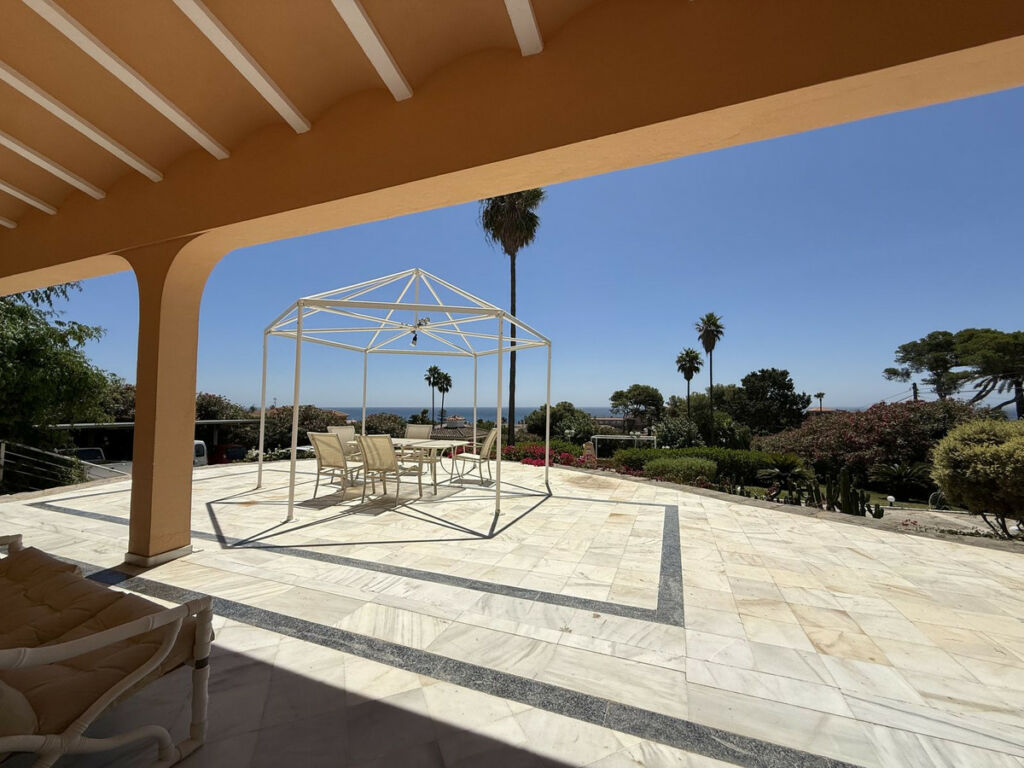 Detached Villa Estepona Málaga - image 2