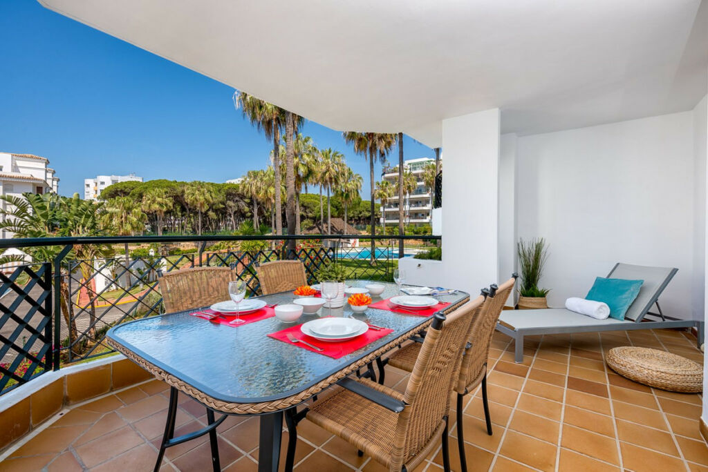 Middle Floor Apartment Calahonda Málaga - image 2