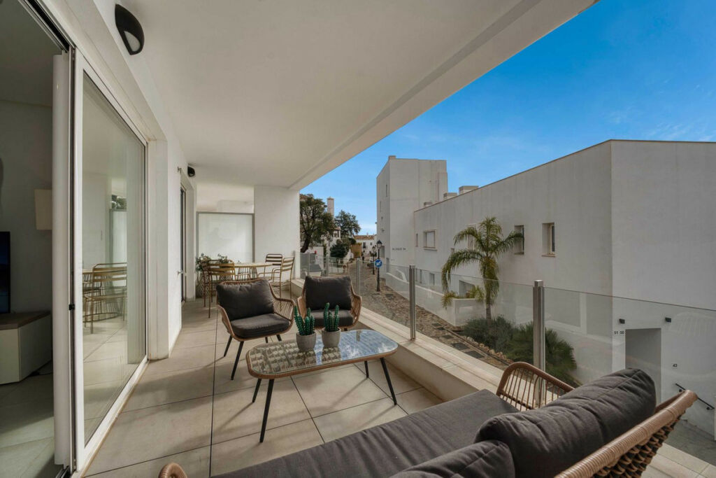 Middle Floor Apartment Altos de los Monteros Málaga - image 2