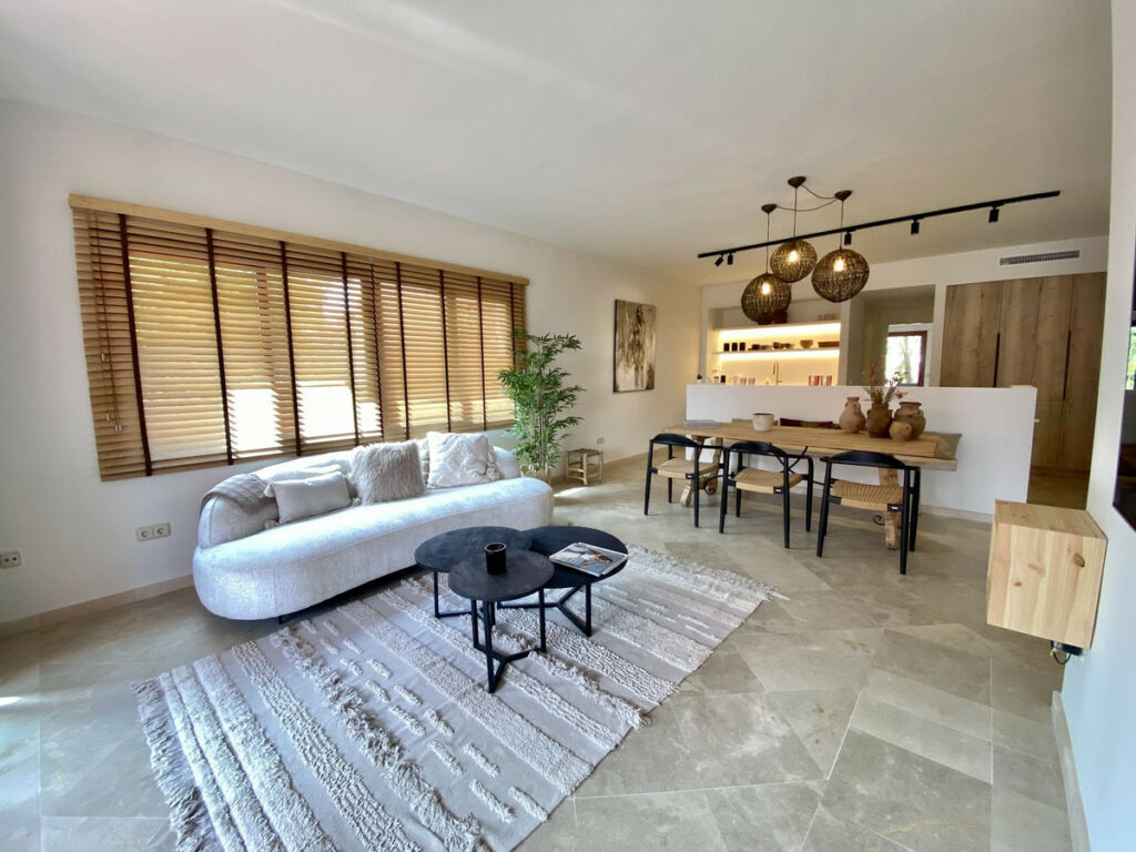 Middle Floor Apartment Estepona Málaga - image 2