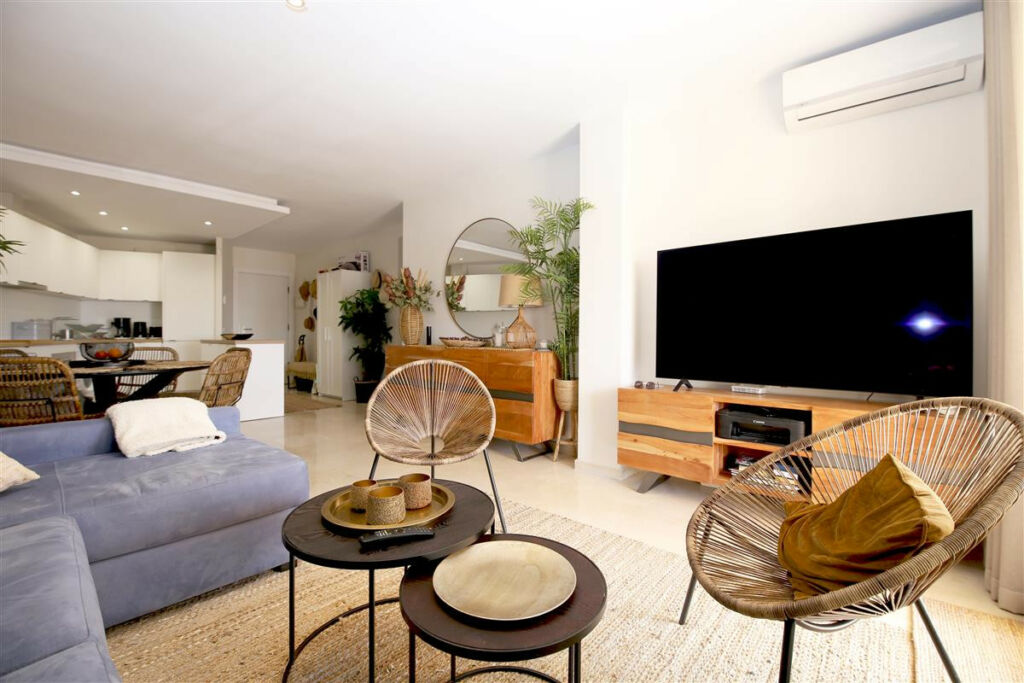 Middle Floor Apartment Estepona Málaga - image 2