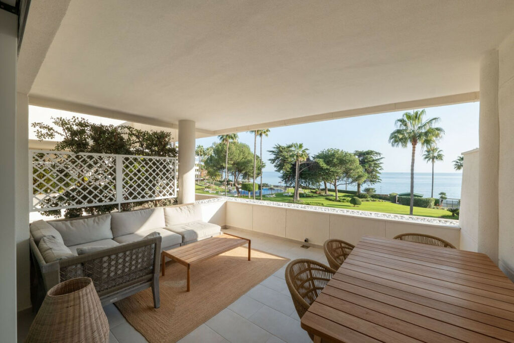 Middle Floor Apartment Estepona Málaga - image 2