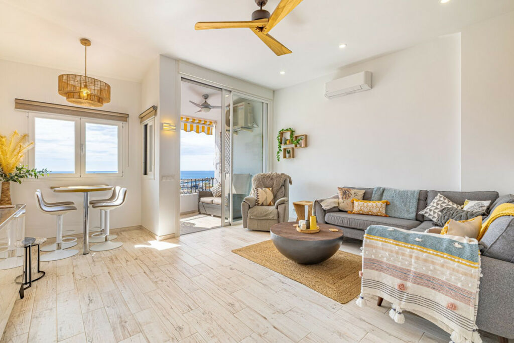 Top Floor Apartment Puerto de Cabopino Málaga - image 2