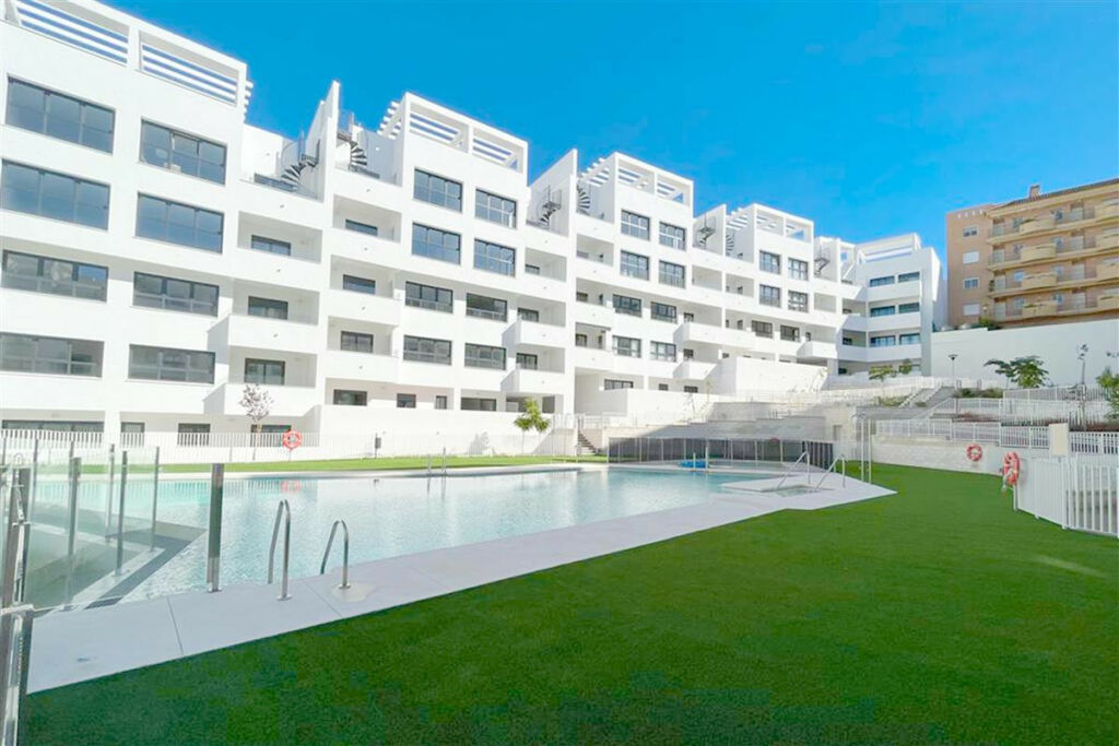 Middle Floor Apartment Estepona Málaga - image 2
