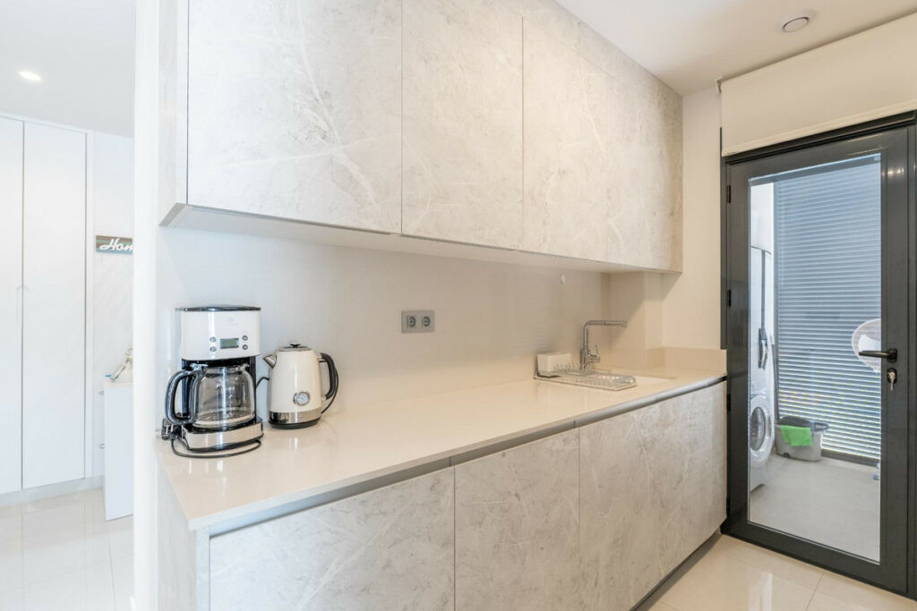 Middle Floor Apartment Torrevieja Alicante - image 2