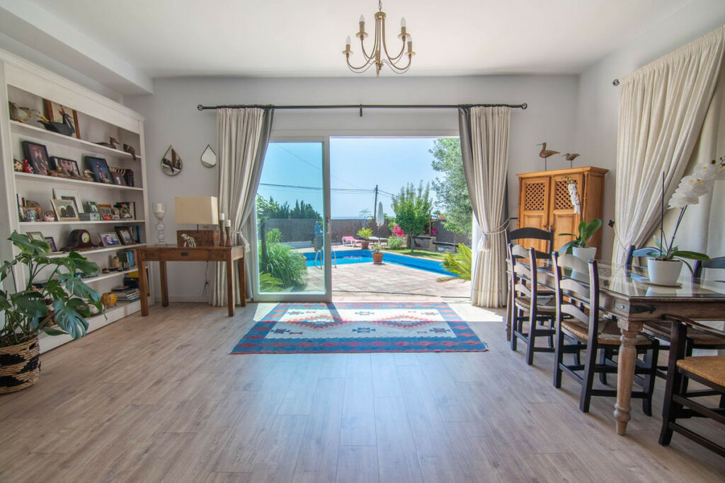 Detached Villa Estepona Málaga - image 3