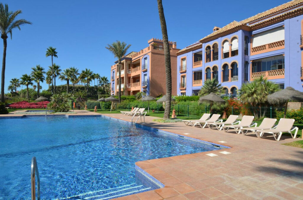 Middle Floor Apartment Casares Playa Málaga - image 2