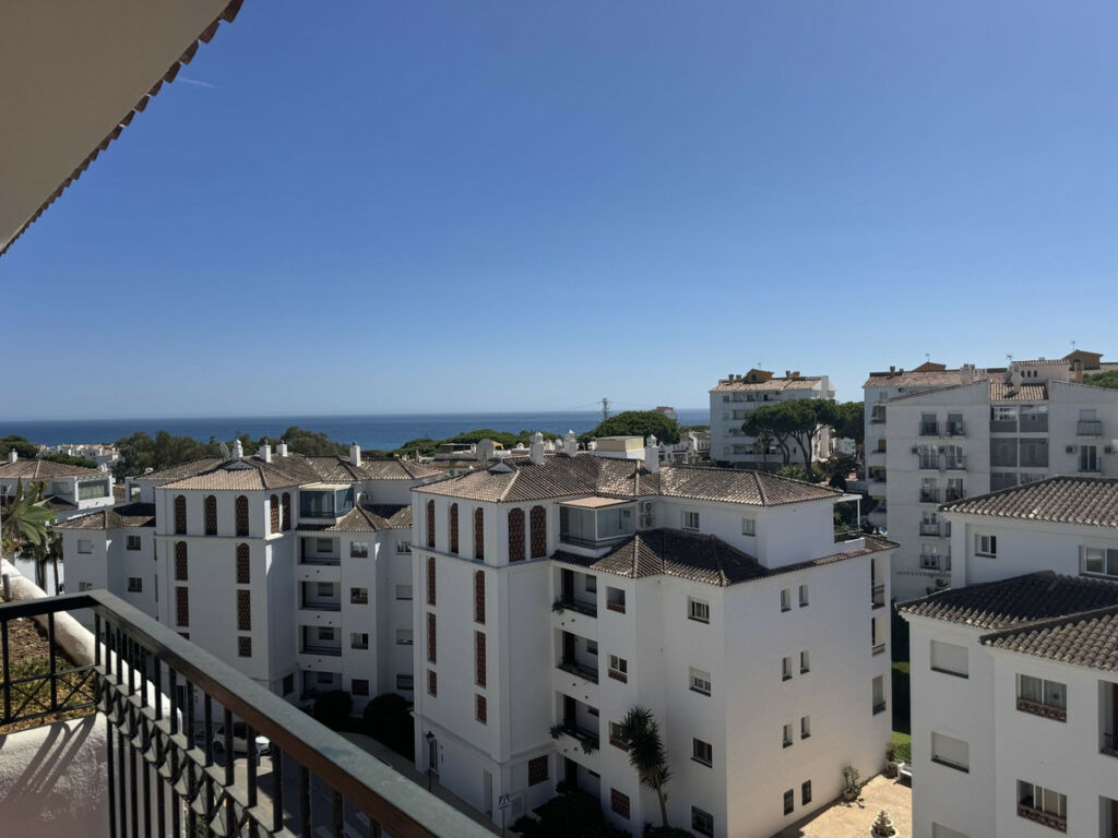 Middle Floor Apartment Calahonda Málaga - image 2