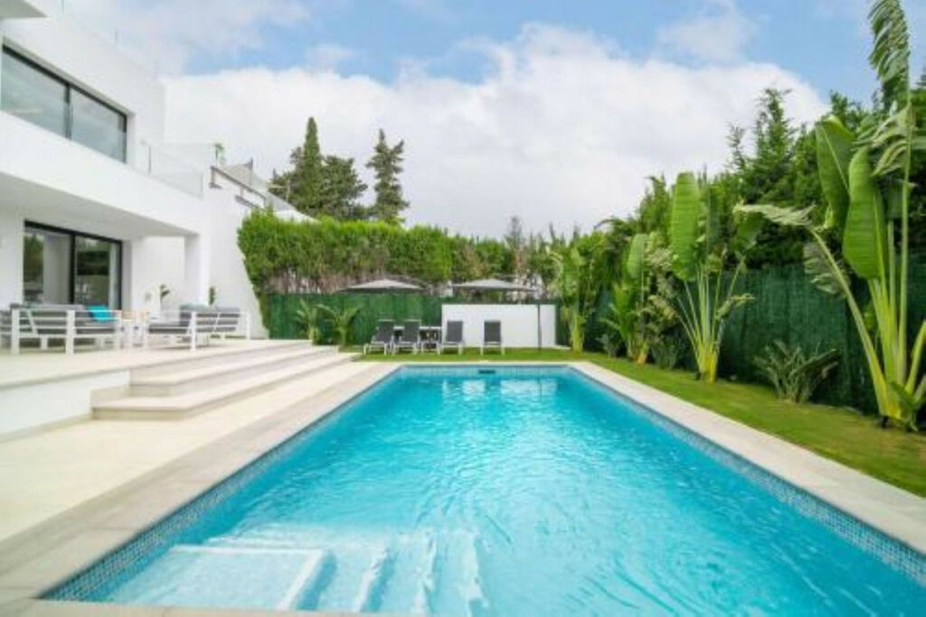 Detached Villa Guadalmina Alta Málaga - image 2