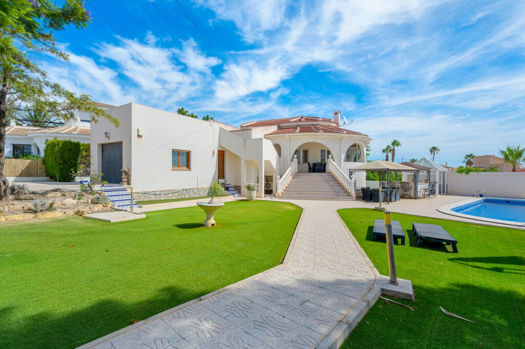 Detached Villa Ciudad Quesada Alicante - image 2