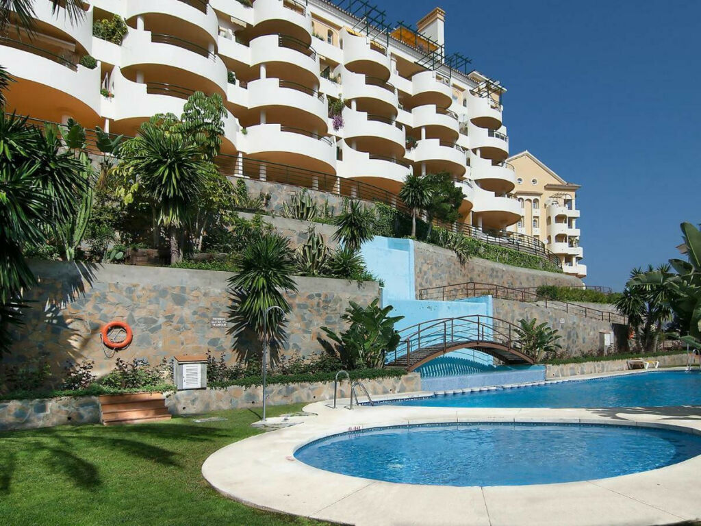 Middle Floor Apartment Nueva Andalucía Málaga - image 2
