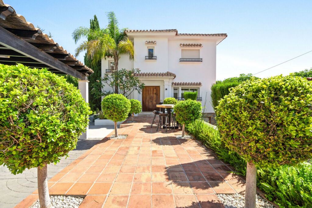 Detached Villa Nueva Andalucía Málaga - image 2