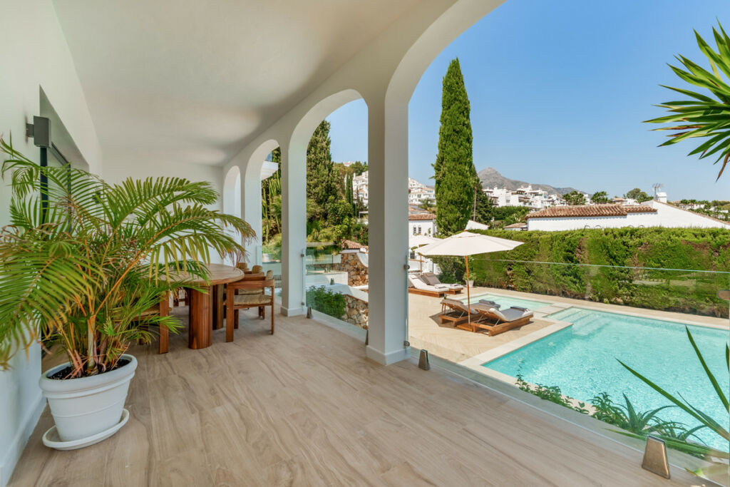 Detached Villa Nueva Andalucía Málaga - image 2
