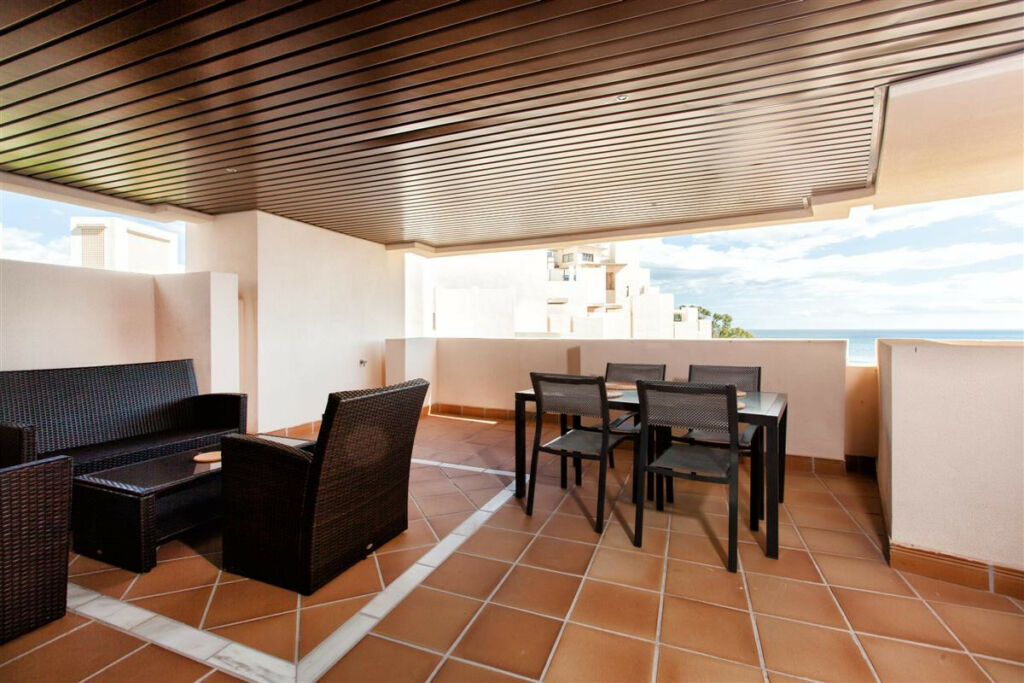 Middle Floor Apartment Estepona Málaga - image 2