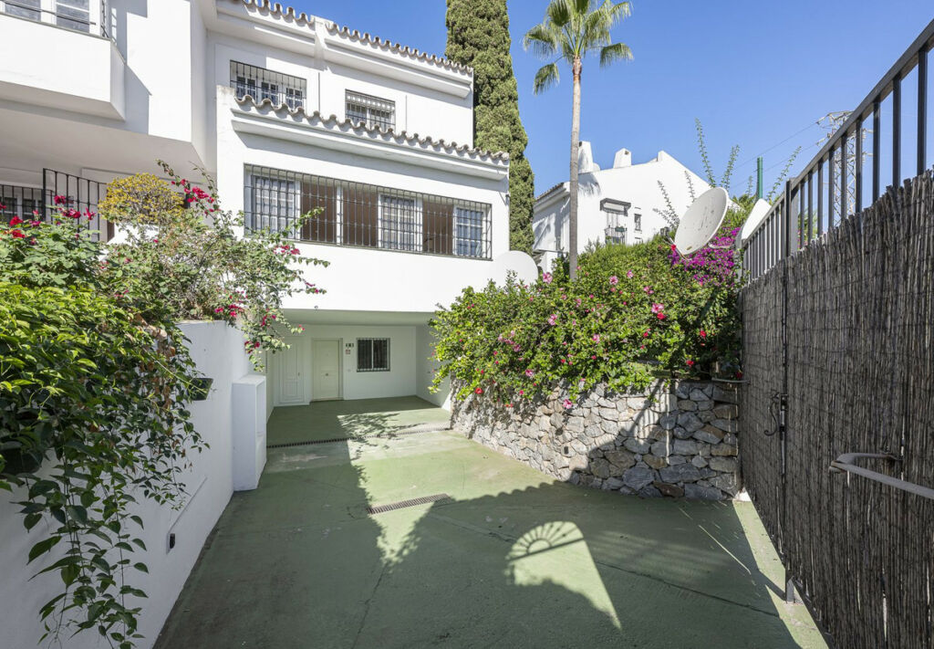 Semi-Detached House Nueva Andalucía Málaga - image 2