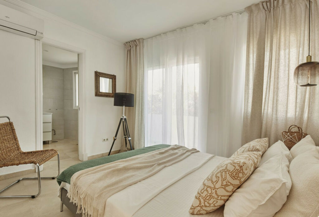 Middle Floor Apartment Estepona Málaga - image 2