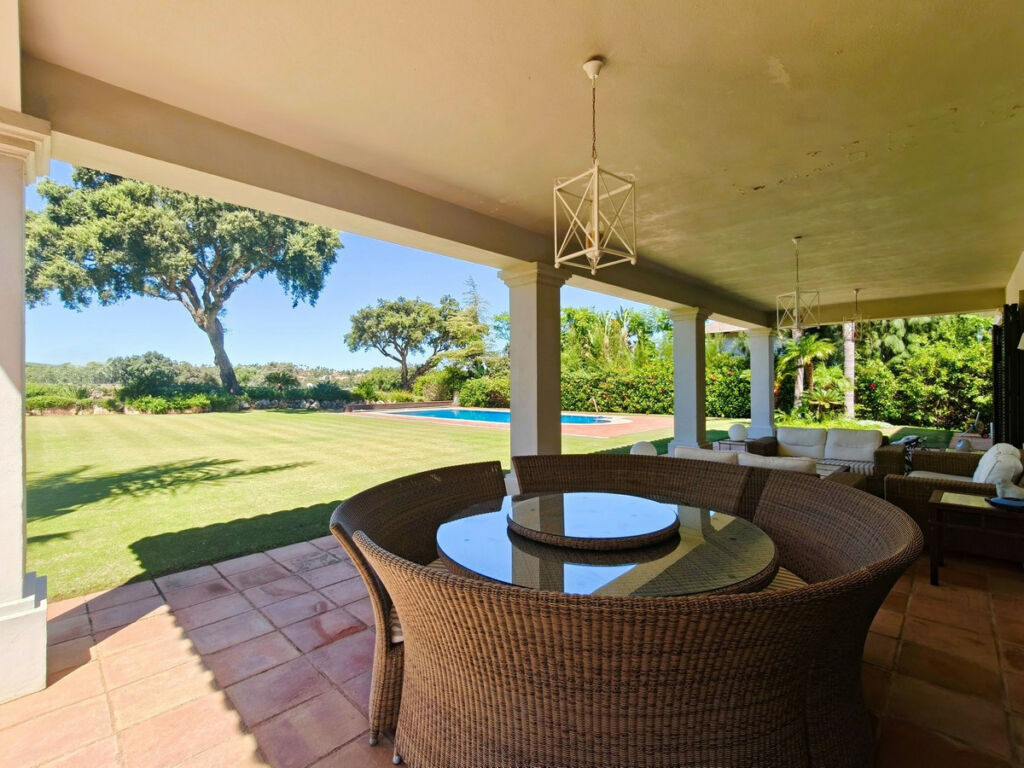 Detached Villa San Roque Club Cádiz - image 2
