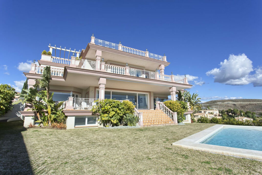 Detached Villa Los Flamingos Málaga - image 2