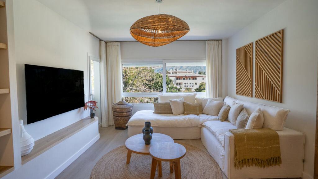 Middle Floor Apartment Puerto Banús Málaga - image 2