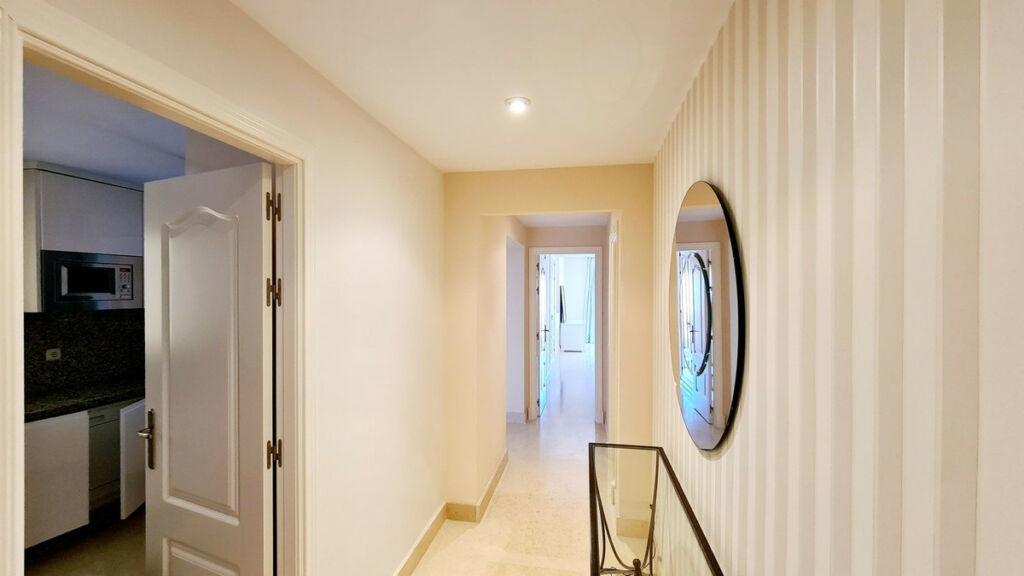 Middle Floor Apartment Benahavís Málaga - image 3