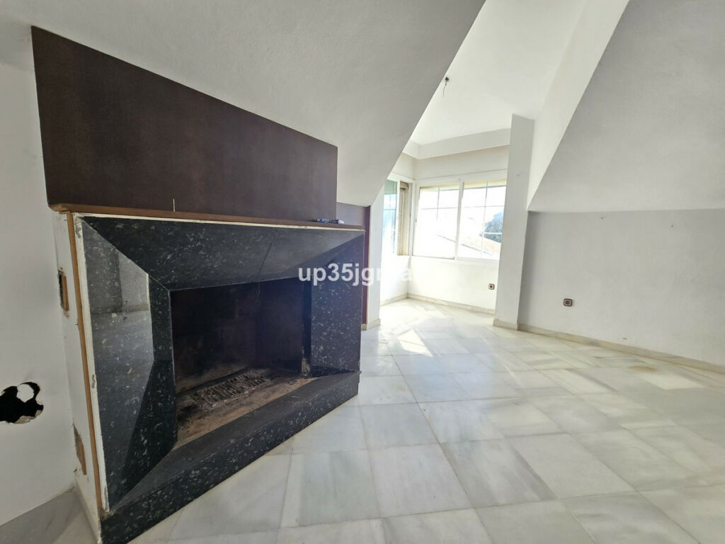 Top Floor Apartment Estepona Málaga - image 2