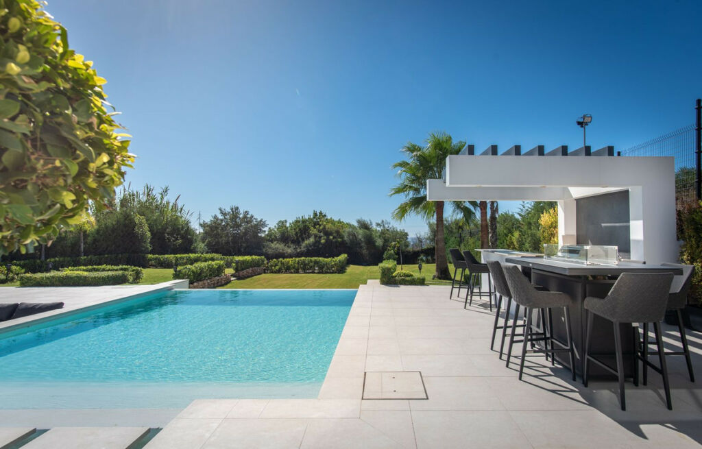 Detached Villa Estepona Málaga - image 2