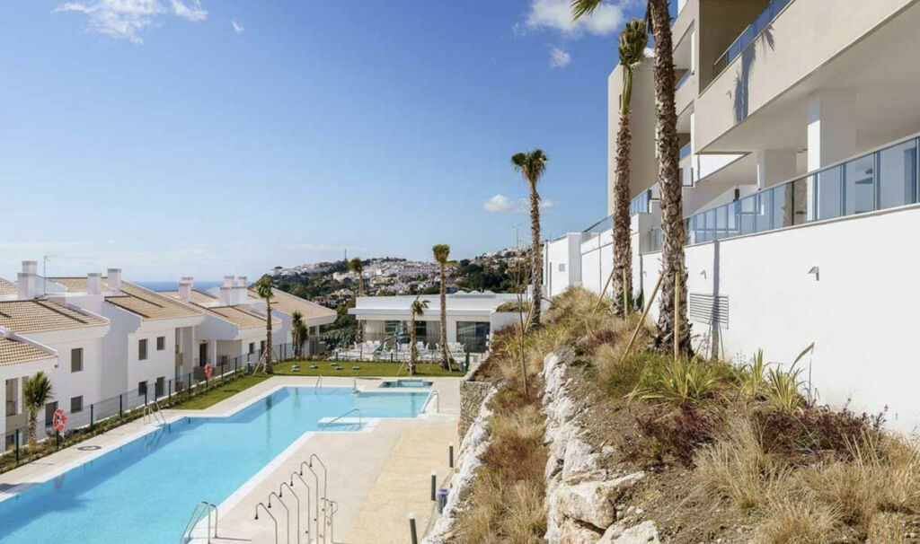 Middle Floor Apartment Benalmadena Málaga - image 2