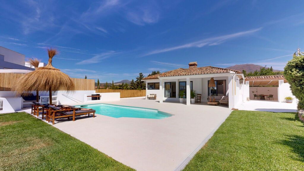 Detached Villa Estepona Málaga - image 6
