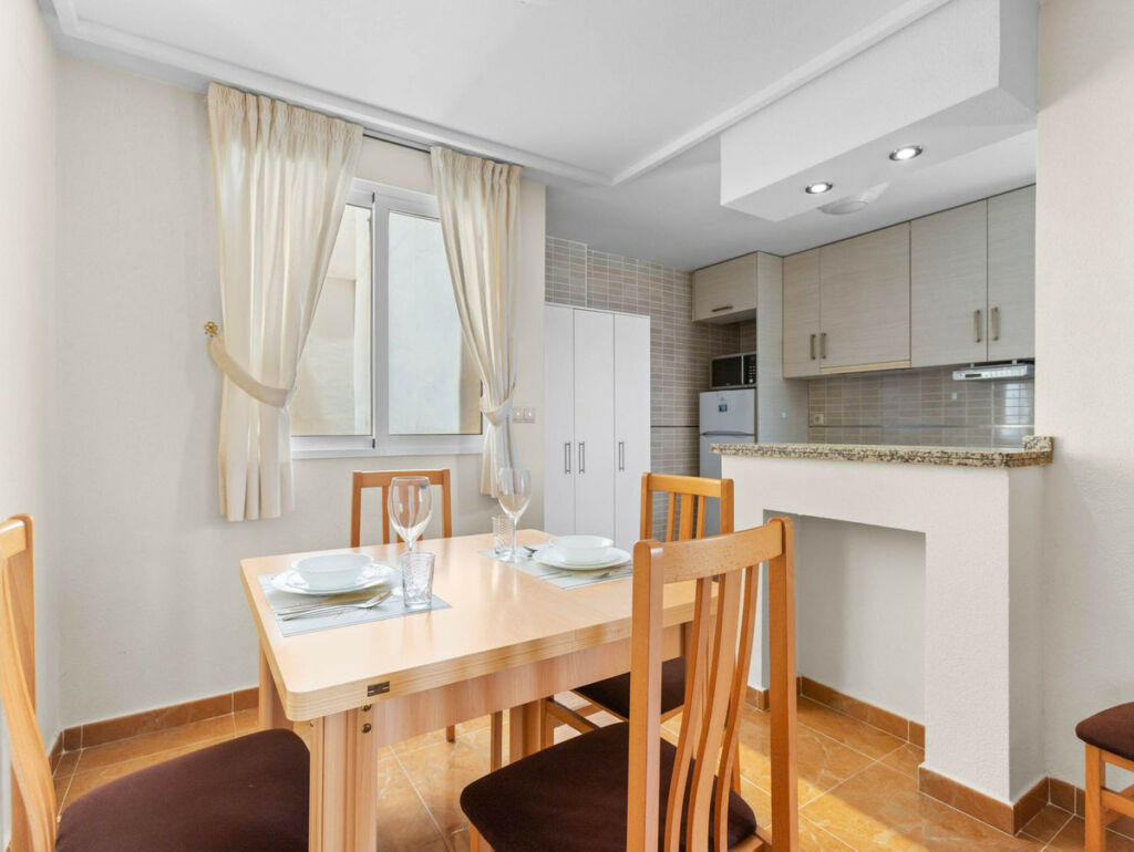 Middle Floor Apartment Torrevieja Alicante - image 2