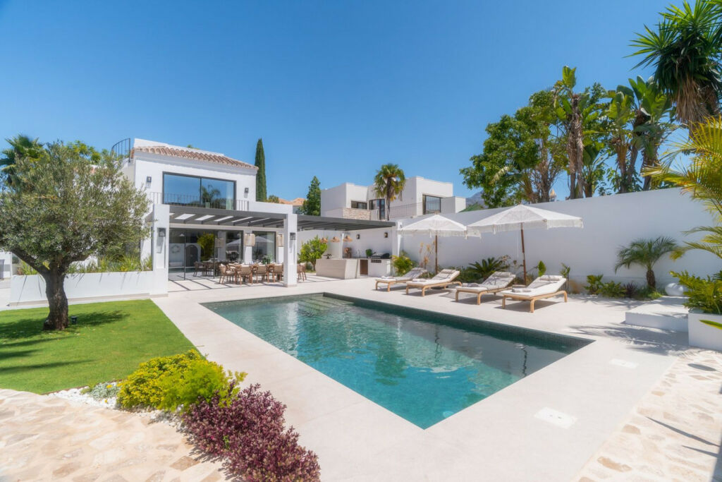 Detached Villa Nueva Andalucía Málaga - image 2