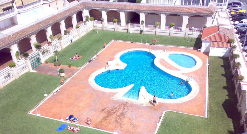 Middle Floor Apartment Fuengirola Málaga - image 2