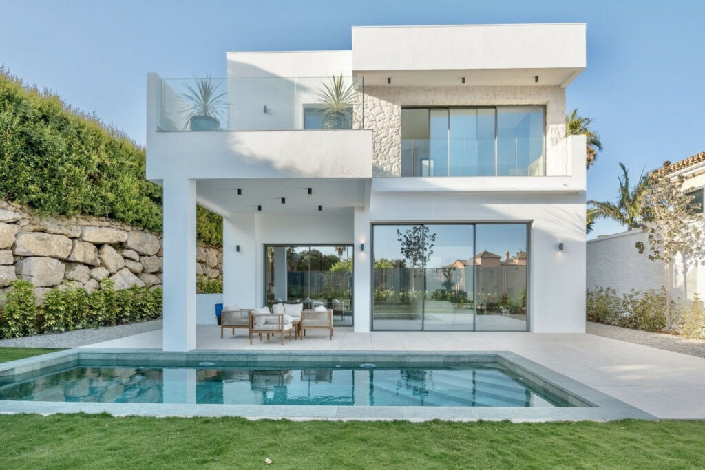 Detached Villa Estepona Málaga - image 2