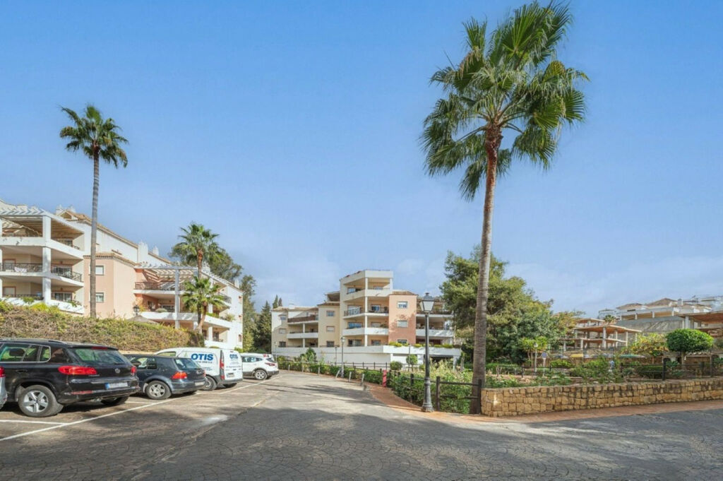Middle Floor Apartment Las Brisas Málaga - image 2