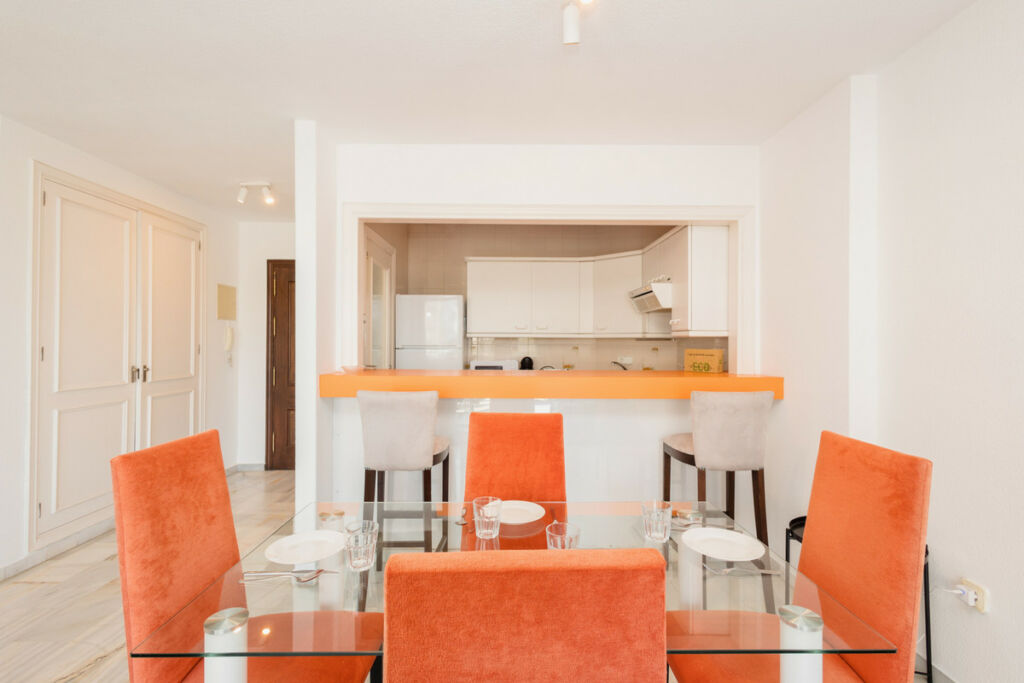 Middle Floor Apartment Puerto Banús Málaga - image 2