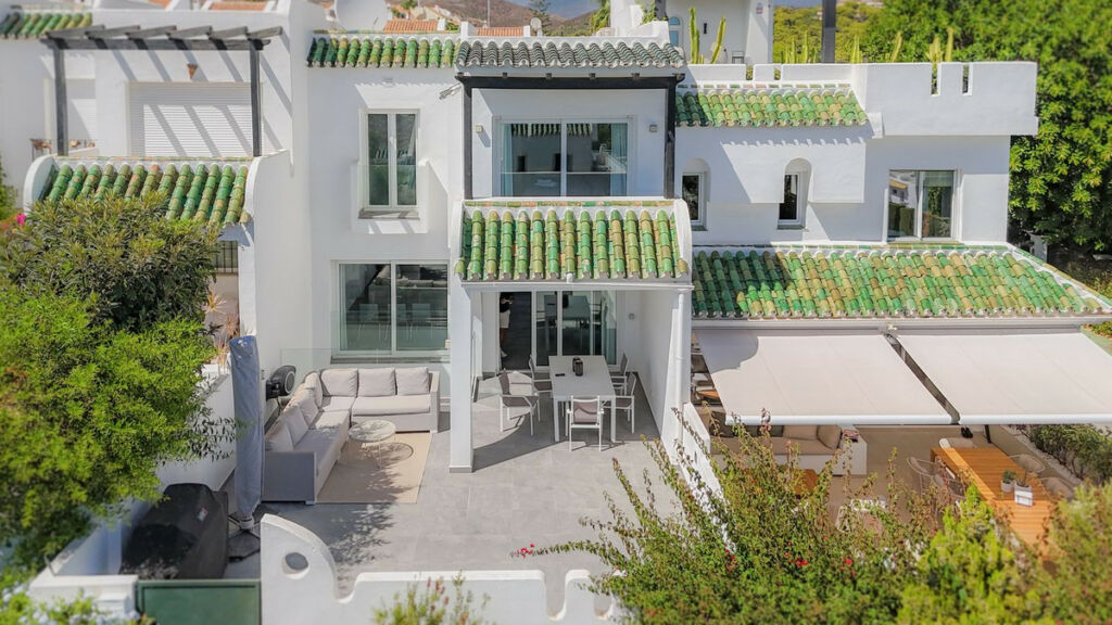 Townhouse Nueva Andalucía Málaga - image 2