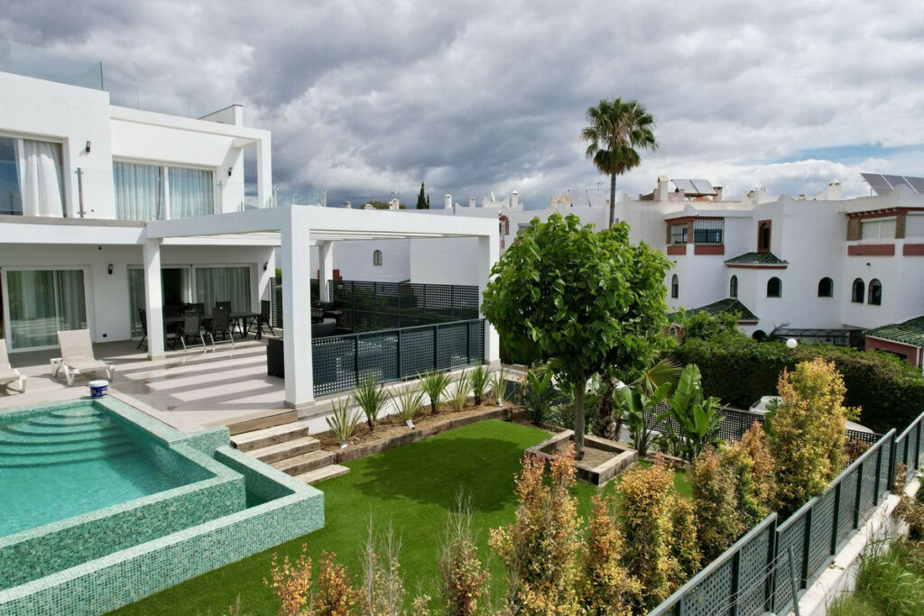 Detached Villa Cancelada Málaga - image 2