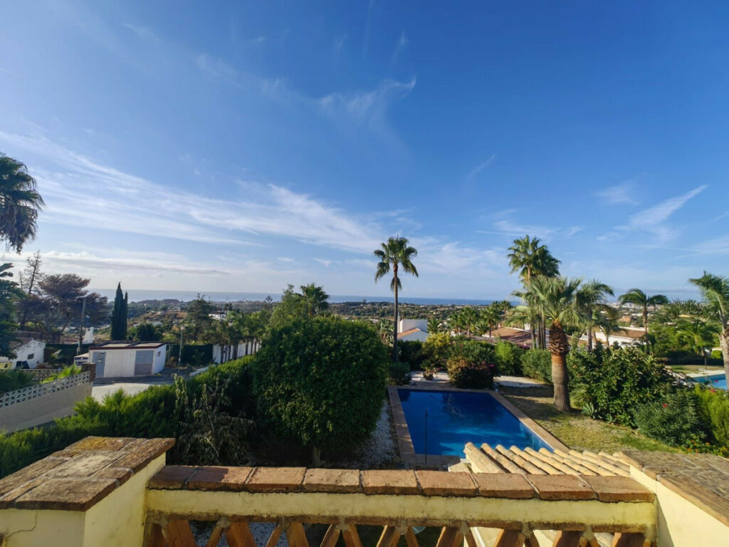 Detached Villa Estepona Málaga - image 2