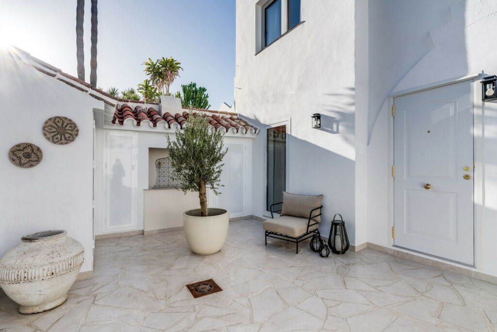 Townhouse Nueva Andalucía Málaga - image 2