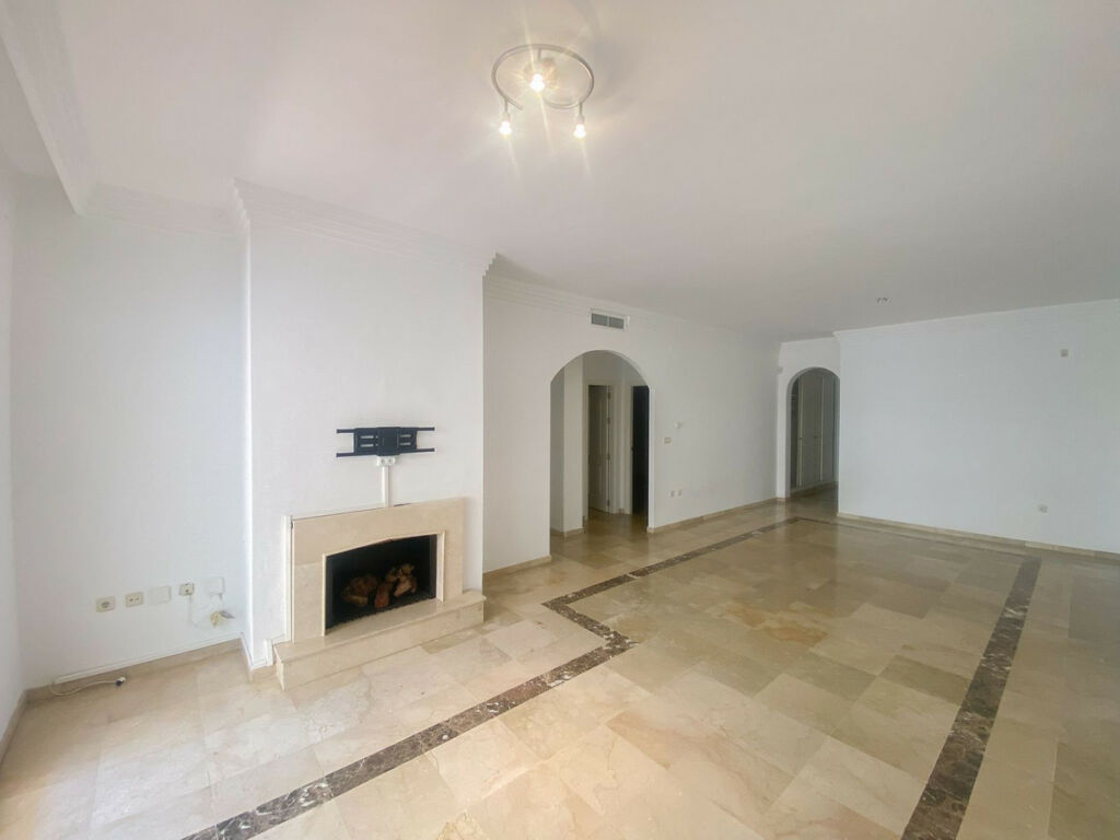 Middle Floor Apartment Nueva Andalucía Málaga - image 2