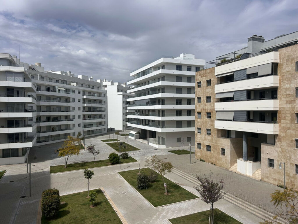 Middle Floor Apartment Nueva Andalucía Málaga - image 2