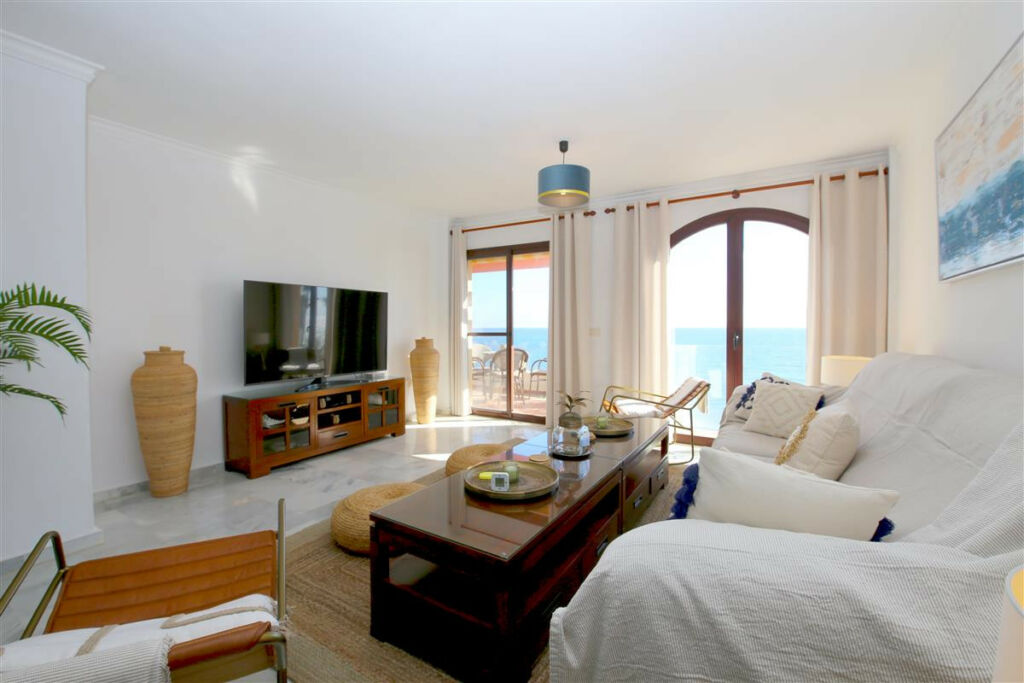 Middle Floor Apartment Estepona Málaga - image 2
