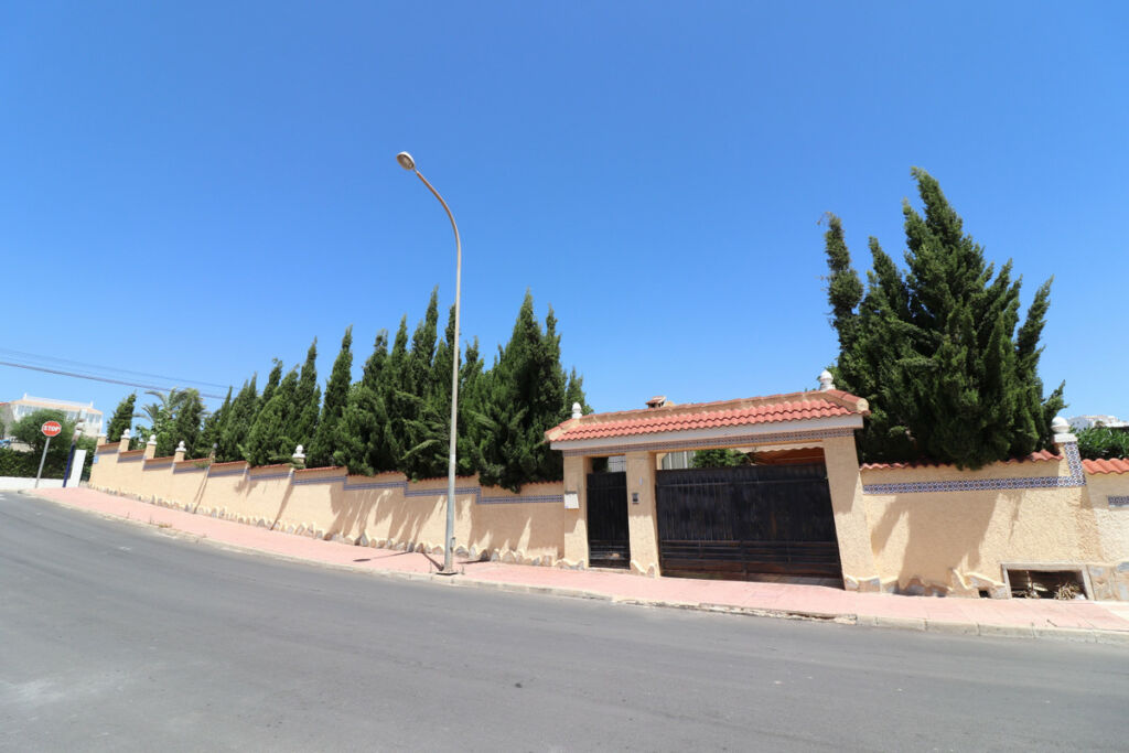 Detached Villa Ciudad Quesada Alicante - image 2