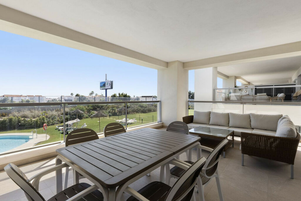 Middle Floor Apartment Casares Playa Málaga - image 2