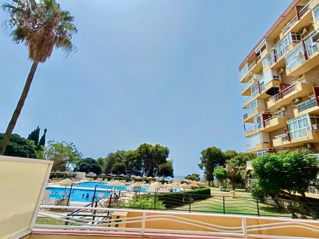Middle Floor Apartment Benalmadena Málaga - image 2