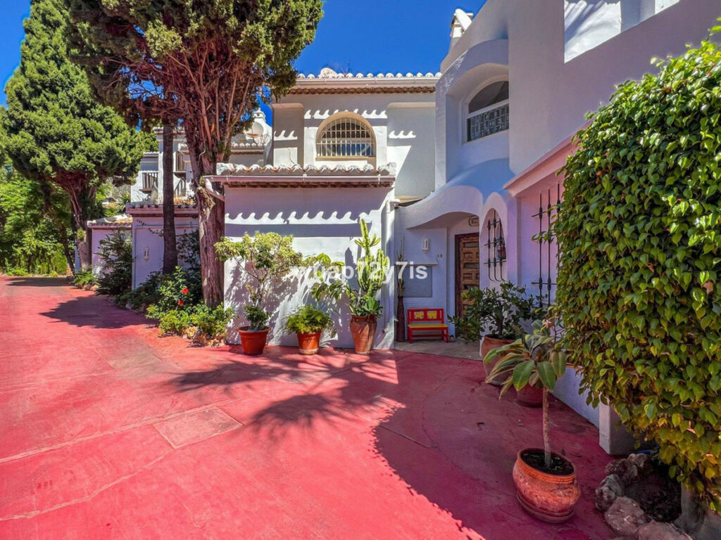 Townhouse Sierra Blanca Málaga - image 4