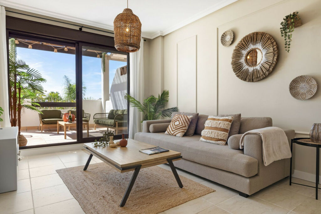Middle Floor Apartment Estepona Málaga - image 2