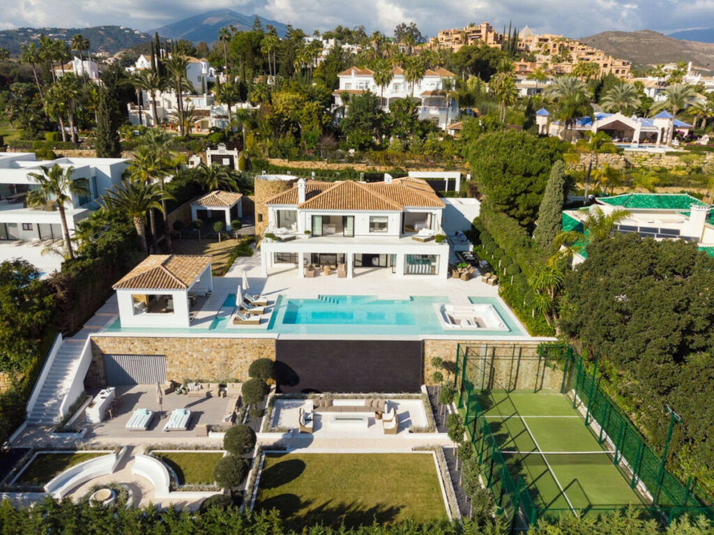 Detached Villa Nueva Andalucía Málaga - image 2