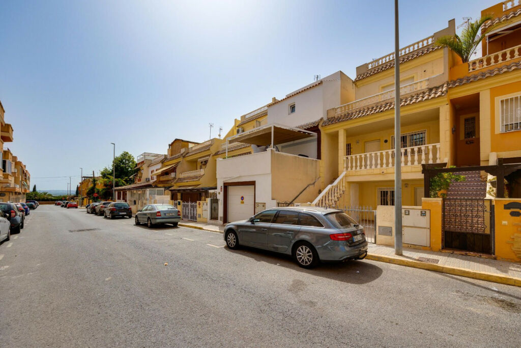 Townhouse Los Montesinos Alicante - image 2